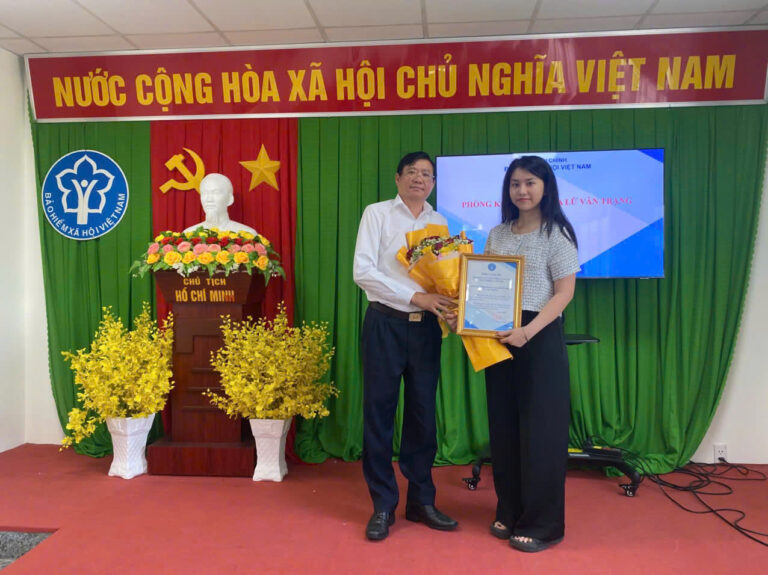 Chương trình tặng sổ bảo hiểm xã hội, thẻ bảo hiểm y tế cho người có hoàn cảnh khó khăn năm 2025